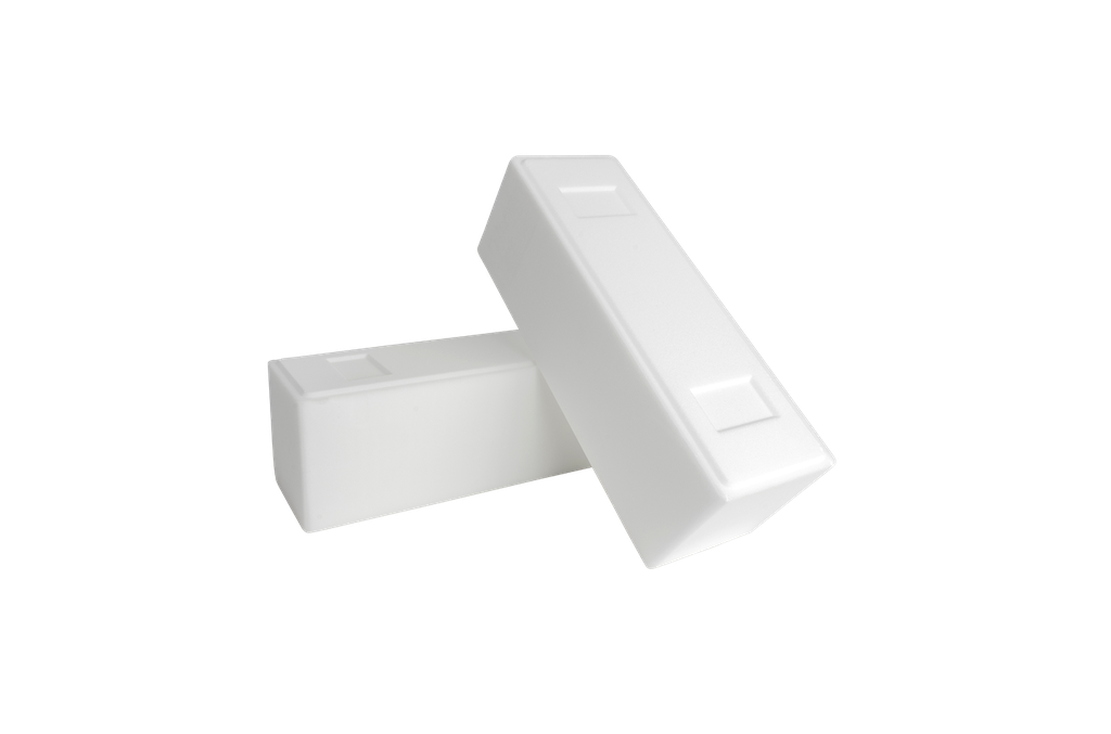Twee witte plastic blokjes liggen scheef tegen elkaar aan.